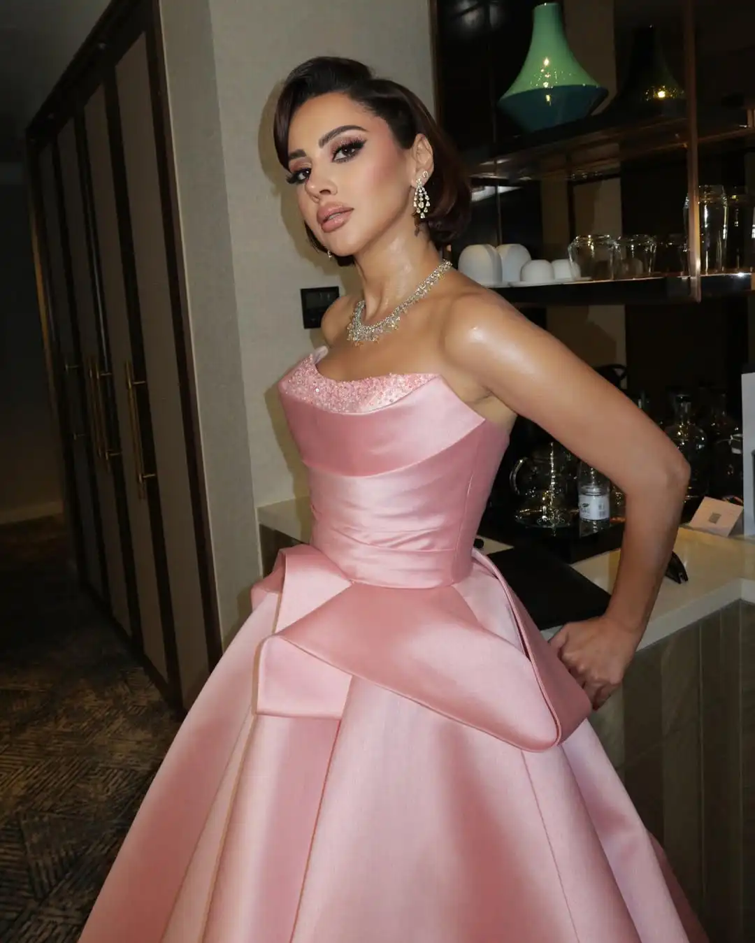 Dostosowane moda sukienka różowa satynowa cekinowa bez rękawów długość podłogi suknie Maxi-line suknie balowe formalne sukienki na przyjęcie 2025 nowość