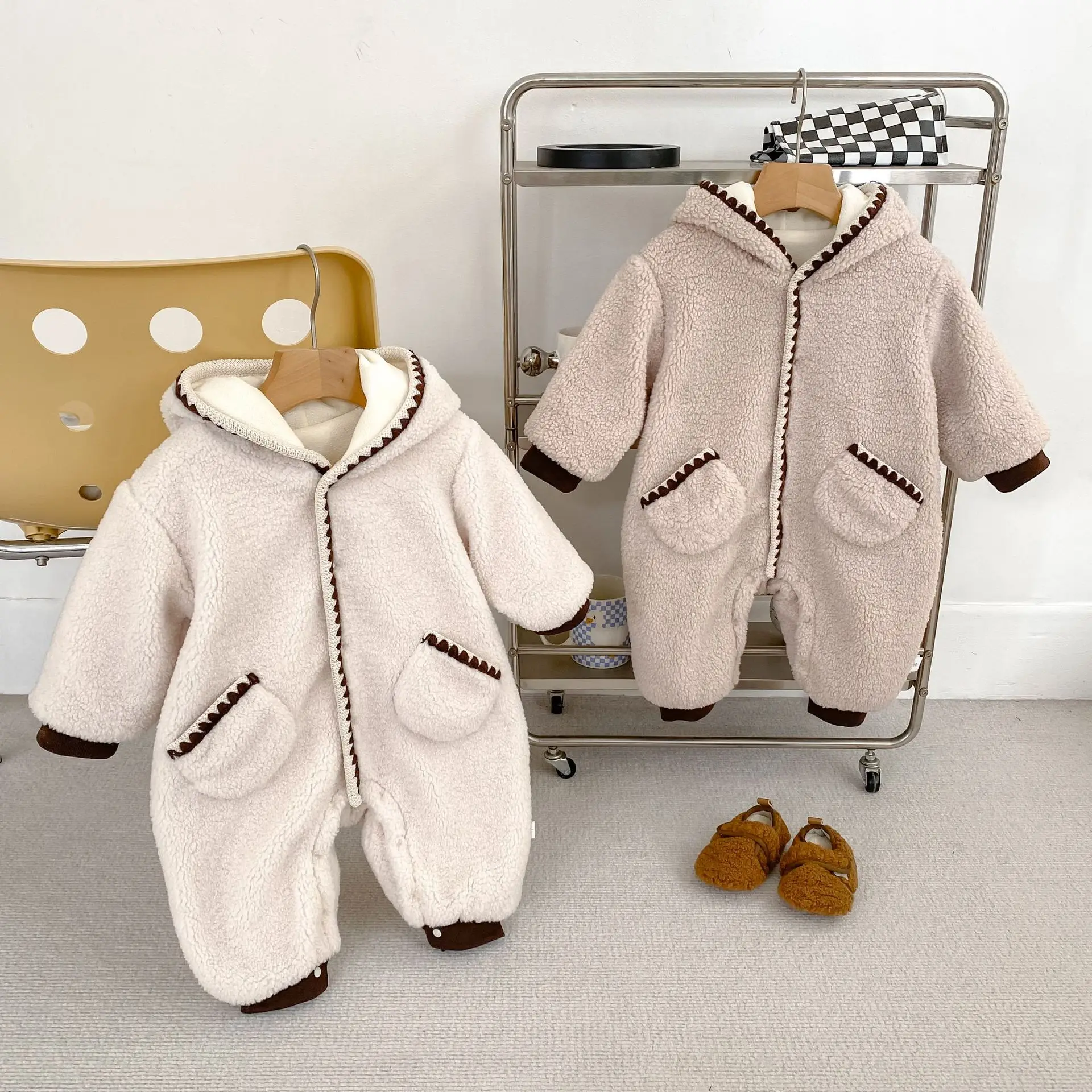 

Зима 2025 года, флисовые комбинезоны с капюшоном для новорожденных, утепленные теплые комбинезоны с длинными рукавами для маленьких девочек и мальчиков, одежда для малышей