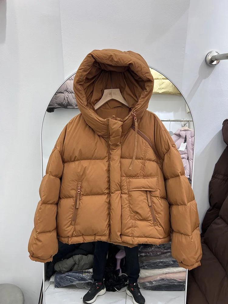 سترة نسائية قصيرة بغطاء للرأس بتصميم عصري فضفاض من ريش البط الأبيض سترة عصرية لشتاء 2025 معطف جديد غير رسمي متعدد الاستخدامات #4