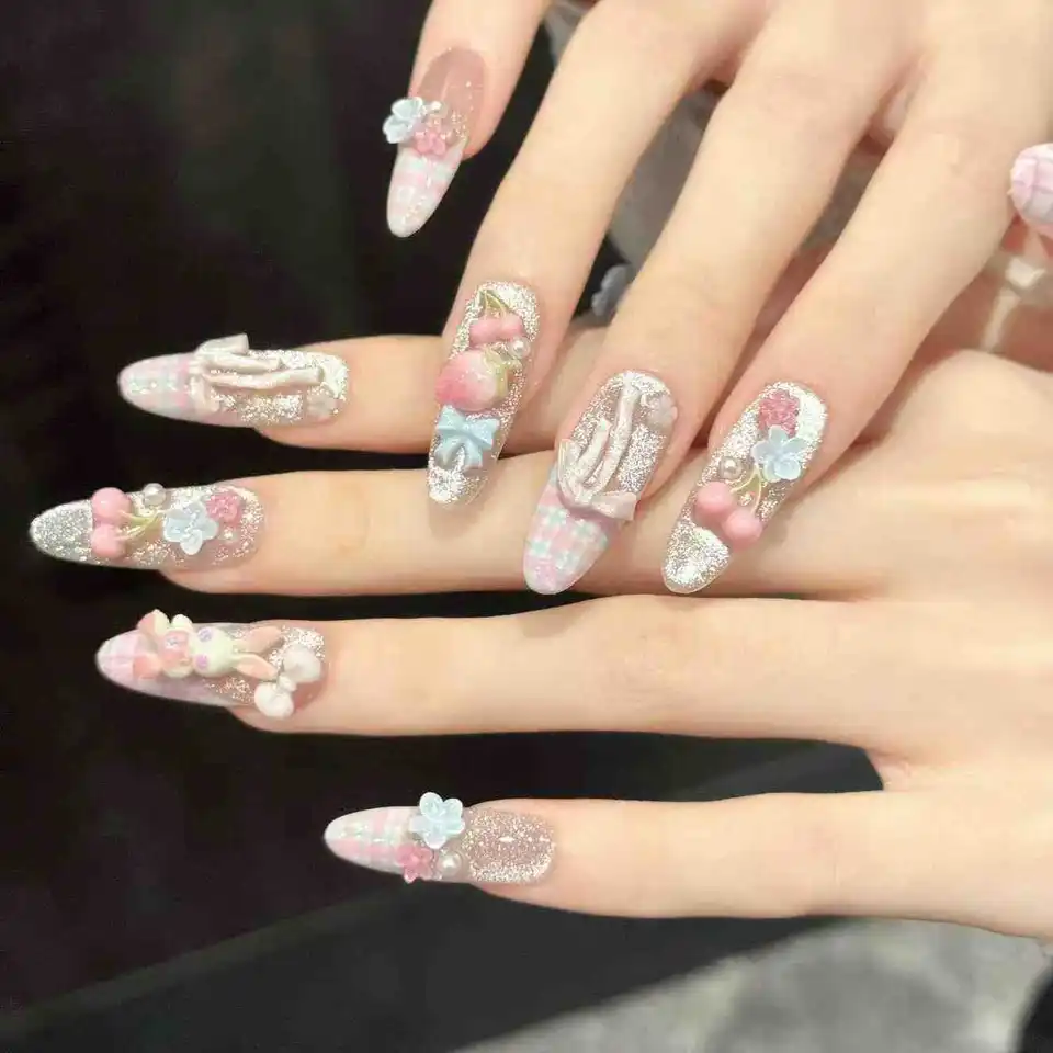 10 uñas postizas ovaladas hechas a mano, con oso floral azul claro, conejo blanco perlado y bayas, para fiestas y uso diario 3