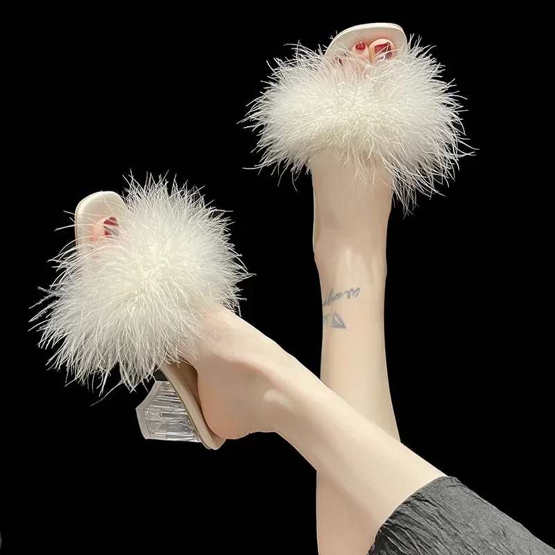 Nowe letnie puszyste Peep Toe Sexy wysokie obcasy damskie buty Fur Feather Lady moda ślubna wsuwane różowe kwadratowe noski damskie sandały