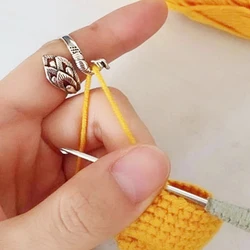 1pcs Knitting Loop Crochet Tool Thread Control Ring Peacock Finger Wear Thimble Yarn Wire Winder Knit Sewing Accessories