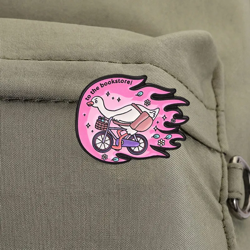 Lustiges Gänse-Fahrrad-Emaille-Abzeichen „Zum Buchladen“ Pink-Flammen-Ästhetik Metall-Brosche Revers-Accessoire Geschenk für Buchliebhaber – Detail 3