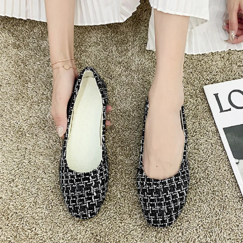 Zapatos de mujer ผู้หญิงคลาสสิกลายสก๊อตสีดําและสีขาวฤดูใบไม้ผลิบน loafers เลดี้แฟชั่น plus ขนาดสีดําหวานอาชีพรองเท้า c07