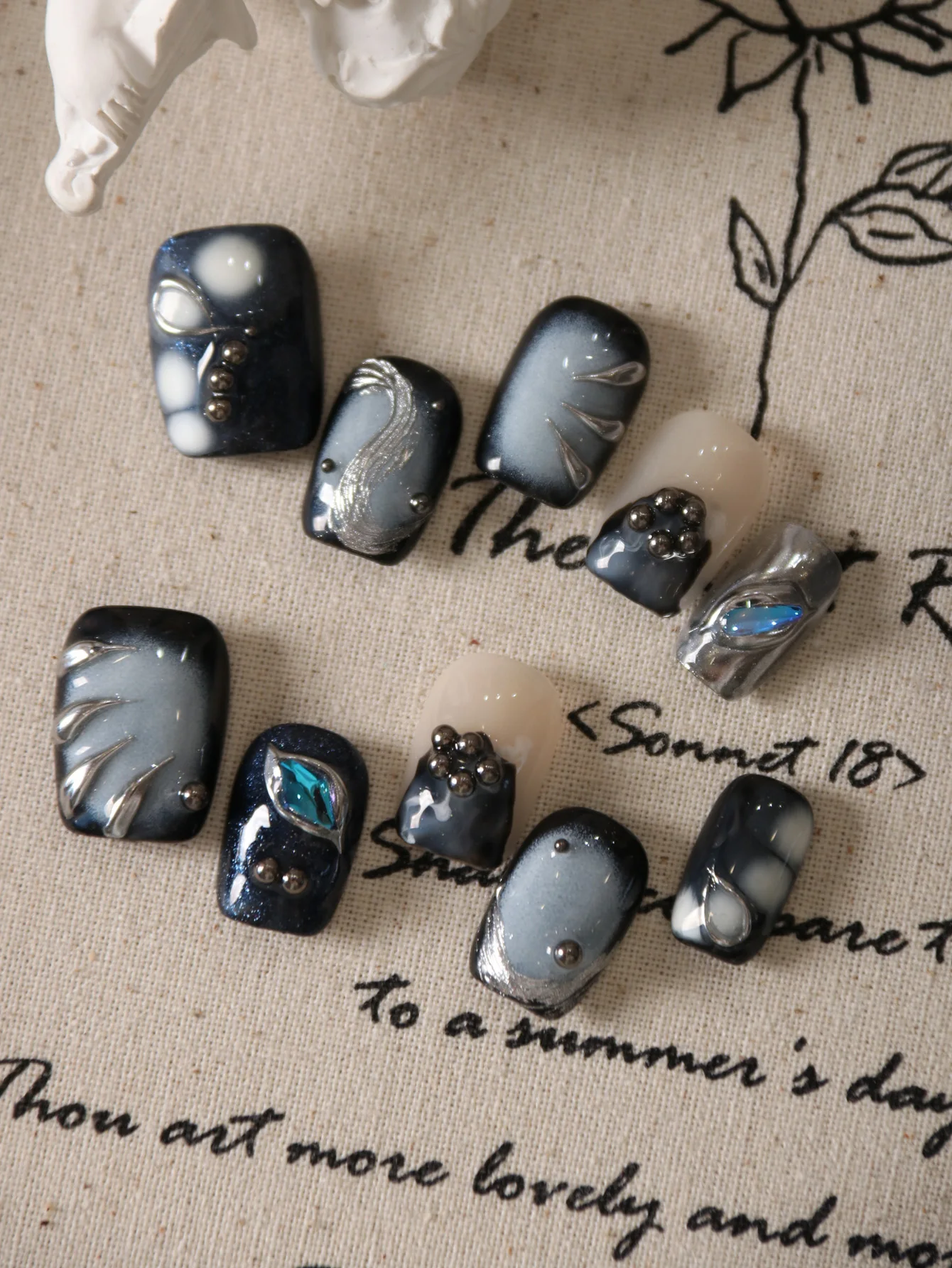 10 Uds. De uñas postizas acrílicas plateadas de halación negra corta, incluye 1 hoja de pestañas adhesivas y 1 Mini archivo