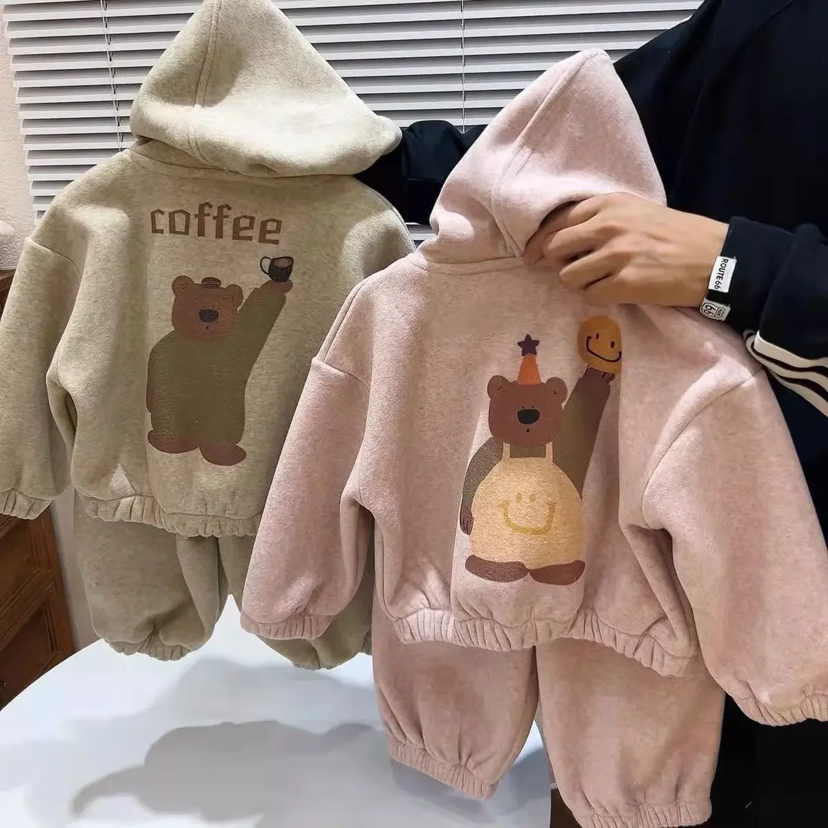 Conjuntos bonitos de oso de dibujos animados para niños, ropa informal de felpa gruesa para invierno, ropa para niño y niña, conjuntos de 2 uds de estilo coreano 2024