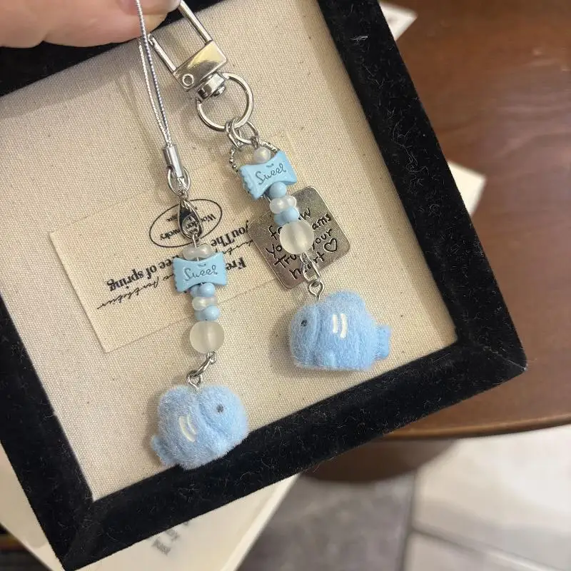 Chaveiro de peixe fofo de desenho animado – material de flocagem de pelúcia com cauda frisada, alça de telefone Kawaii e presente de pingente de bolsa