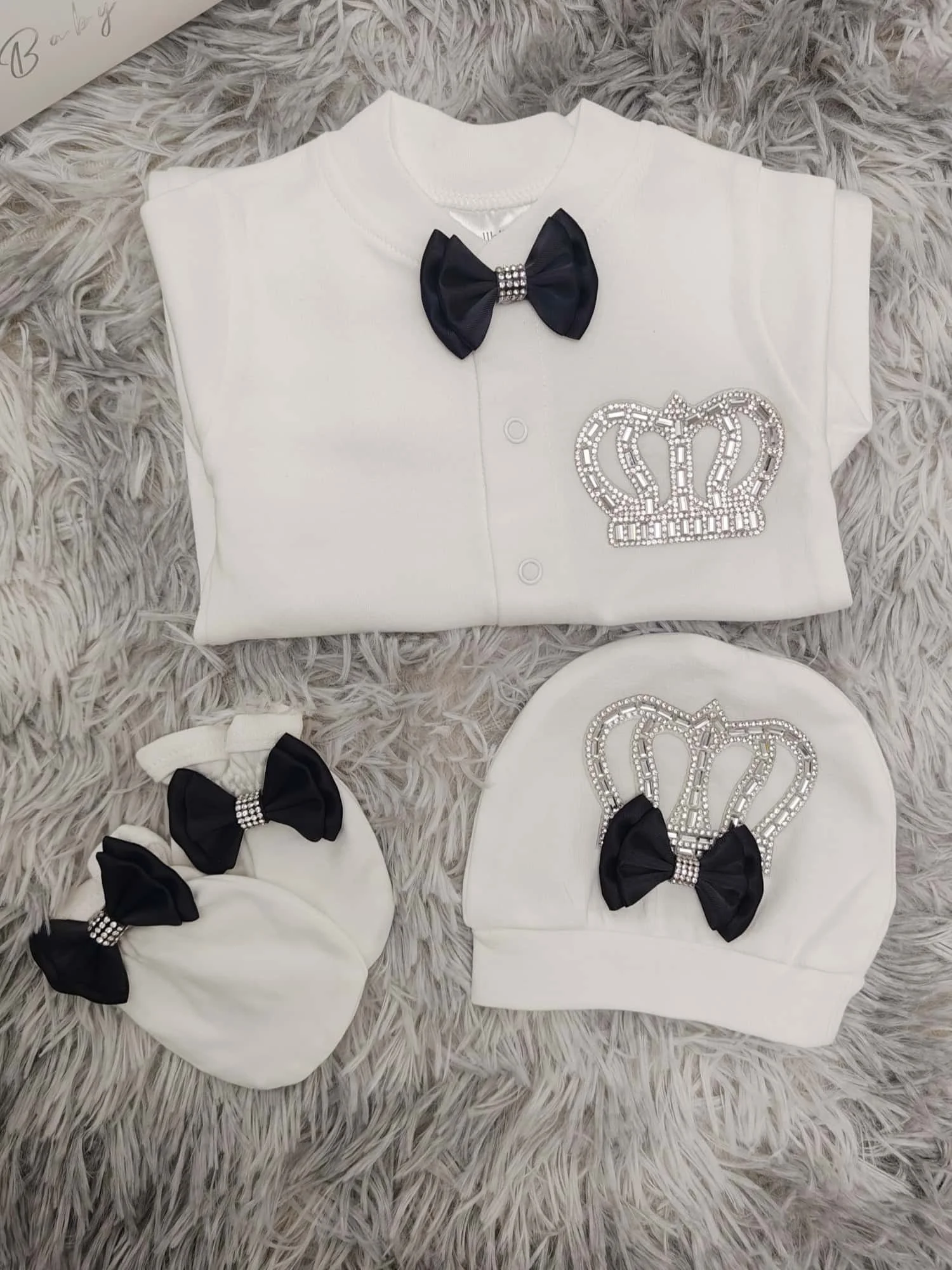 Newborn Baby White Footed Romper 3Pcs Organic Cotton Rhinestone Crown Bow Long Sleeve for Photoshoot Baby Shower Gift Safe Snaps