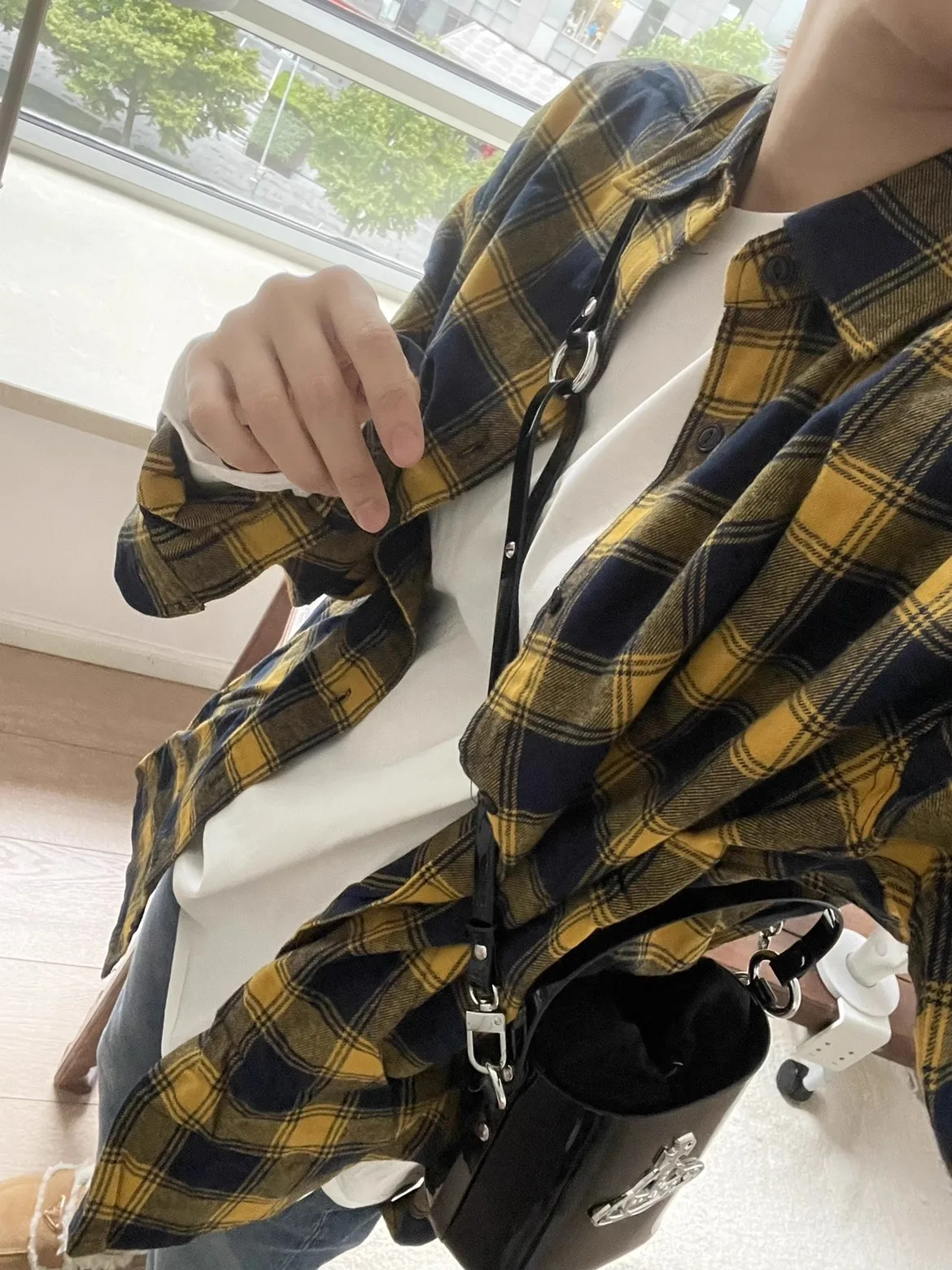 Dark blue and yellow grid