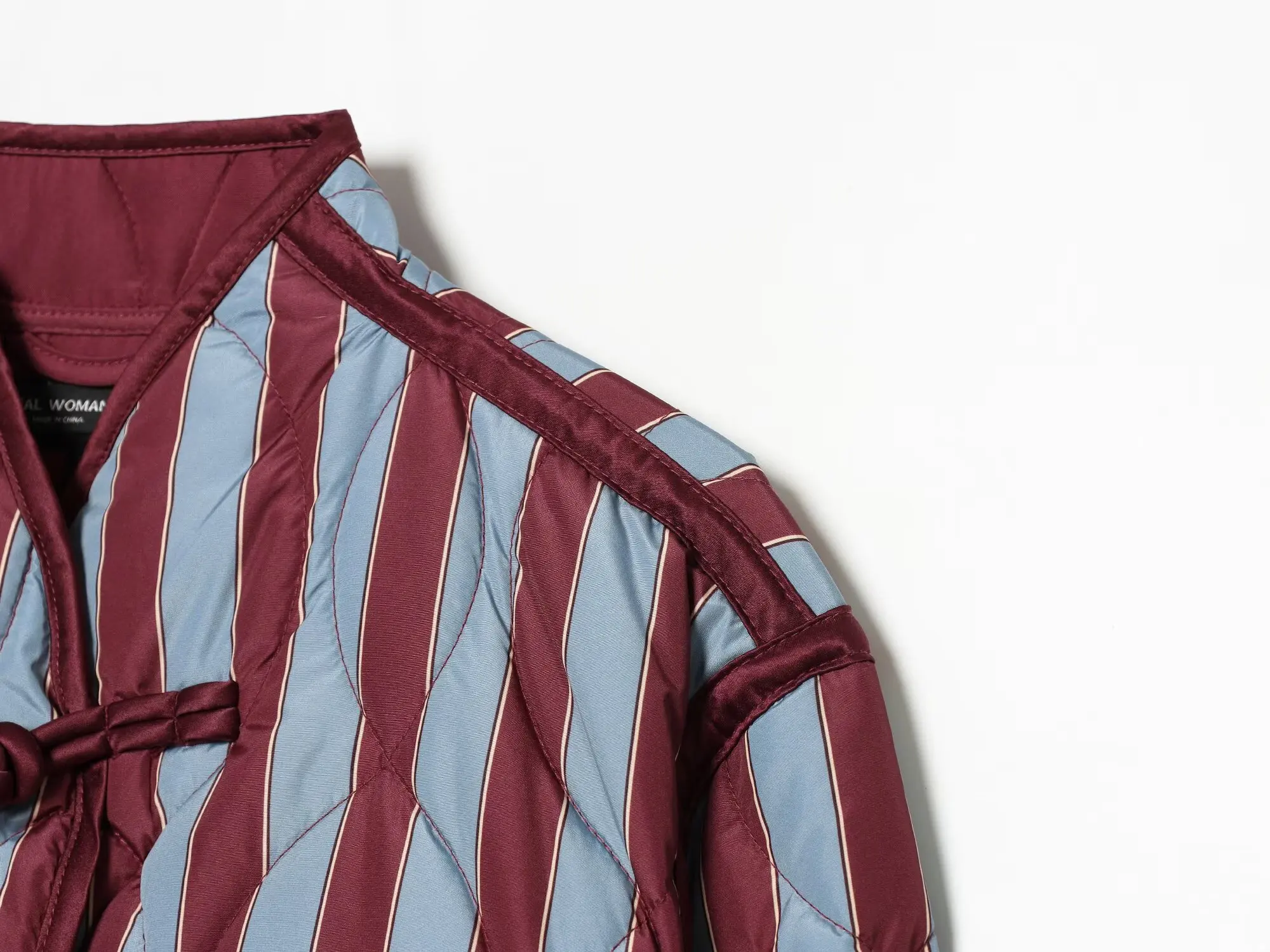 BSAY Herbst 2026 Damenmode Vielseitige Gestreifte Gesteppte Jacke mit Langen Ärmeln, Froschknöpfen und Stehkragen, Locker Geschnitten, Herbst-Oberbekleidung – Detail 4
