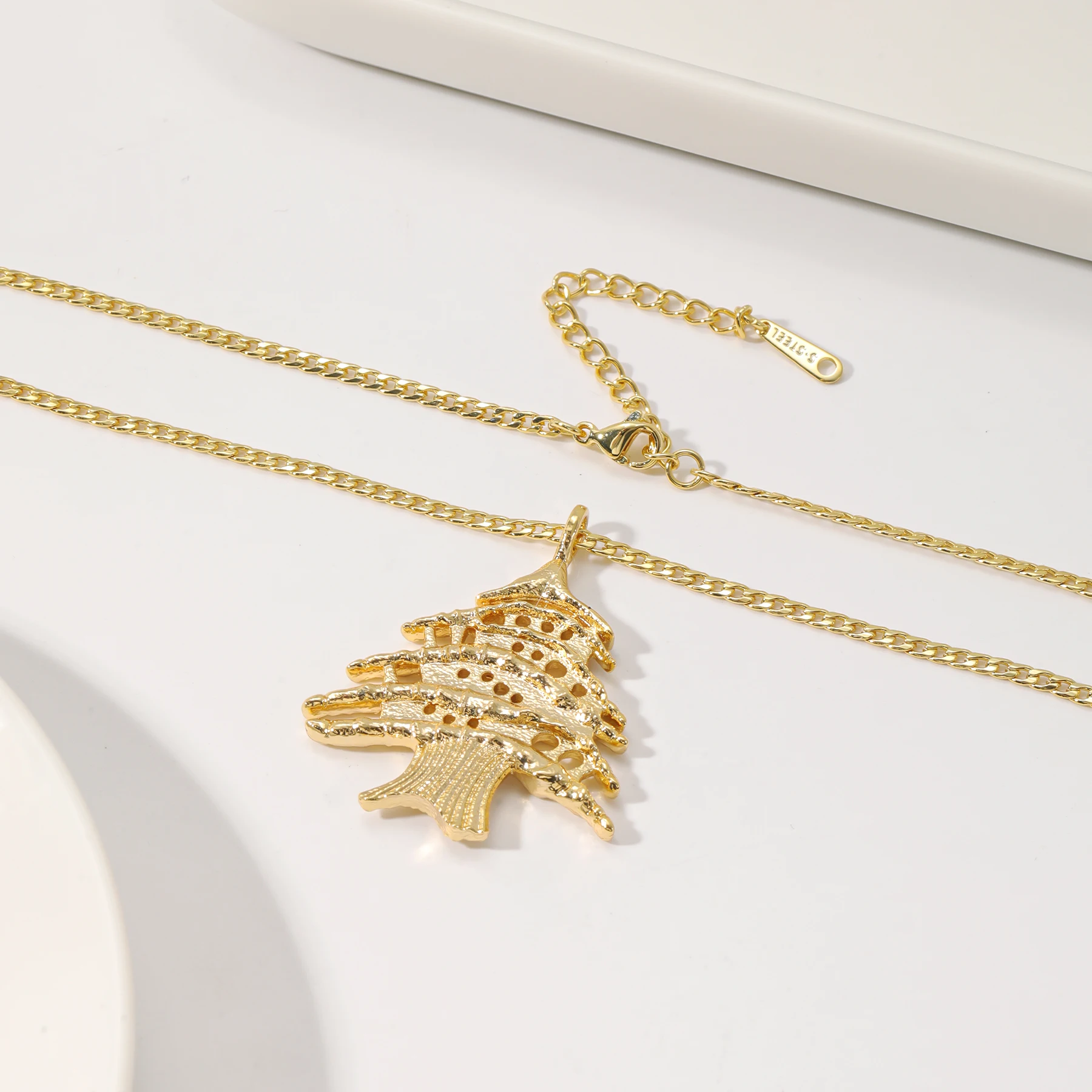 قلادة لبنان الفاخرة قلادة شجرة الصنوبر 18 قيراط مطلية بالذهب قلادة إسلامية تصميم شجرة الحياة الأصلية هدية العيد للنساء والزوجة