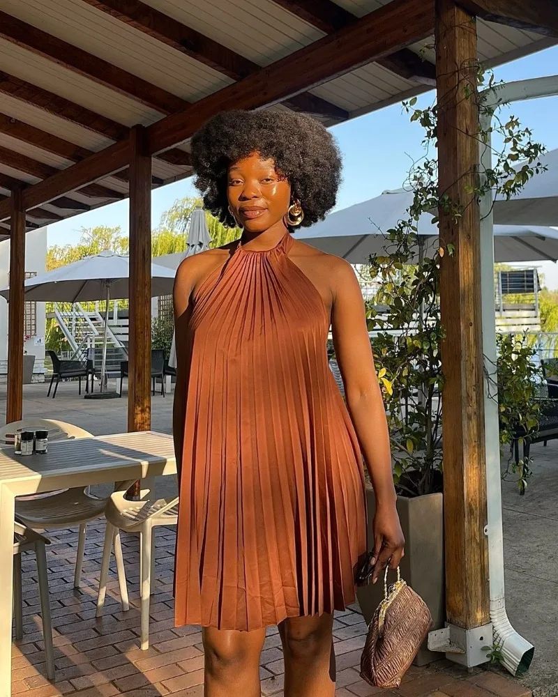 Afrikanisches Damenkleid mit Plissee und Neckholder aus Satin, Ärmellos, Rückenfrei, Einfarbig Orange, Sommerkleid für Freizeit, Urlaub und Partys – Detail 6