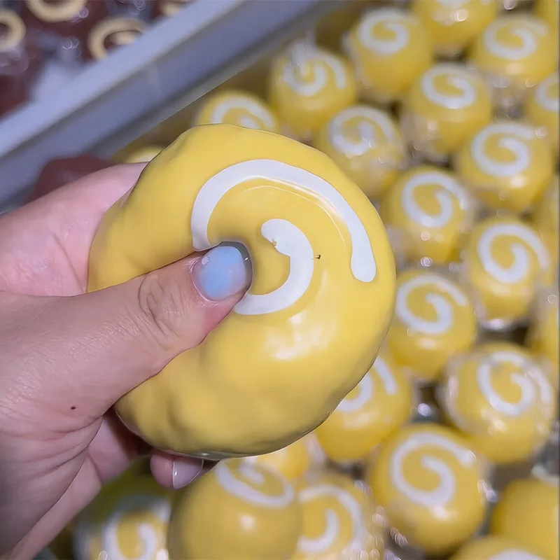 Knuspriger Handtuchrollen-Kuchen, weich, rosa, langsam zurückfedernd, weich, für Büro und Zuhause, Dekoration, ASMR, sensorische Dekompression, Fidget-Druckball, Geschenk – Detail 5