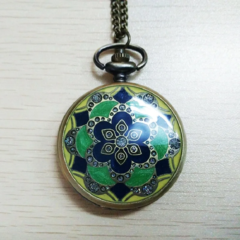 relogio-de-bolso-retro-estilo-palaciano-fundo-verde-com-incrustacoes-de-diamantes-grandes-e-flores-amarelas-relogio-de-bolso-nostalgico-com-tampa-articulada