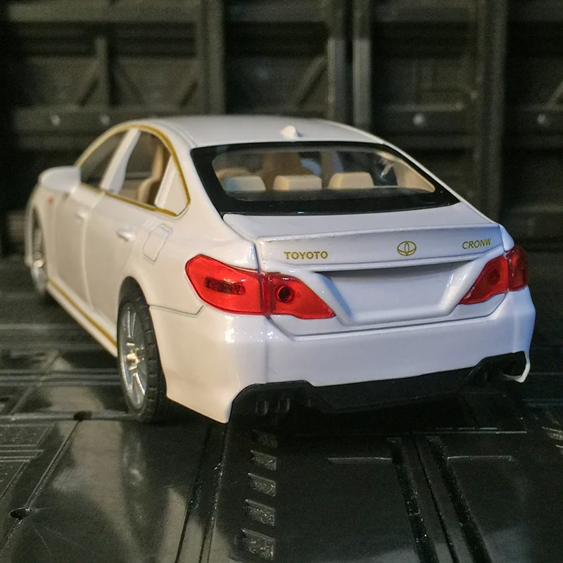 1:32 Toyota Crown colección de adornos de coche modelo sedán de aleación de 15a generación, puertas y capó de motor, maletero se puede abrir
