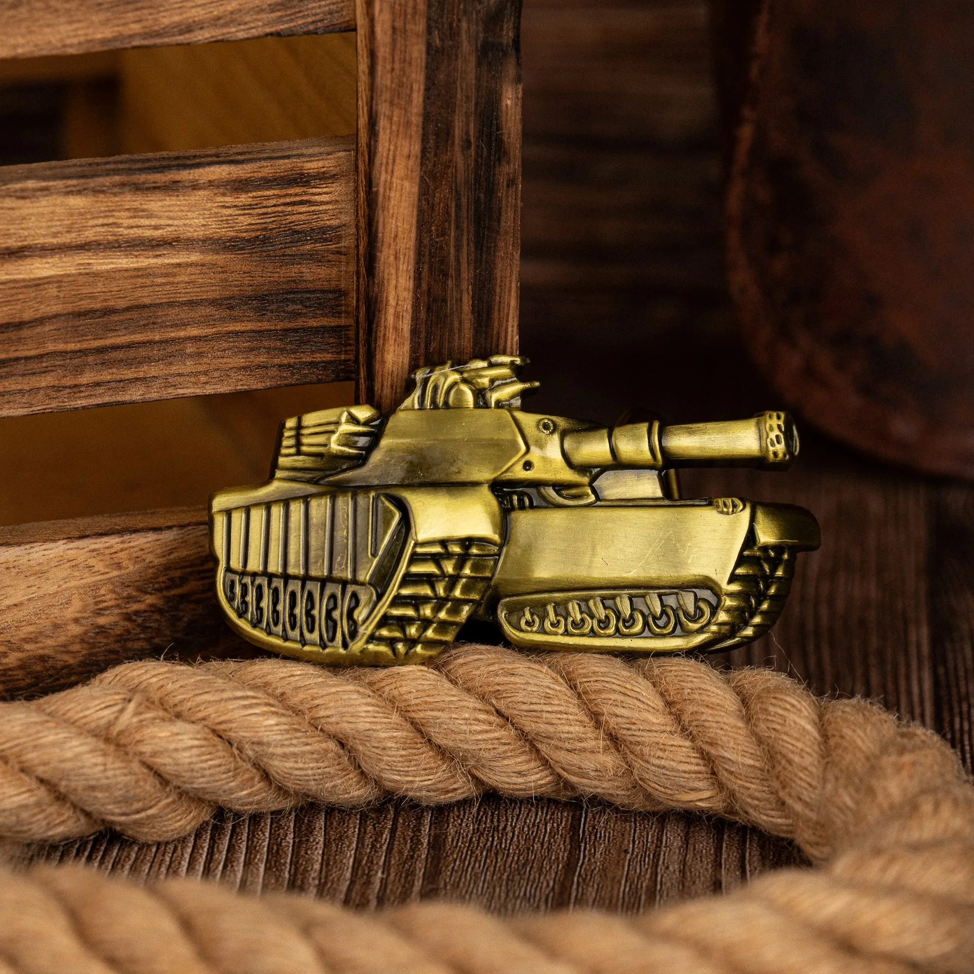 Una hebilla Tucker, una novela hebilla de cinturón de hombre moderna y versátil.