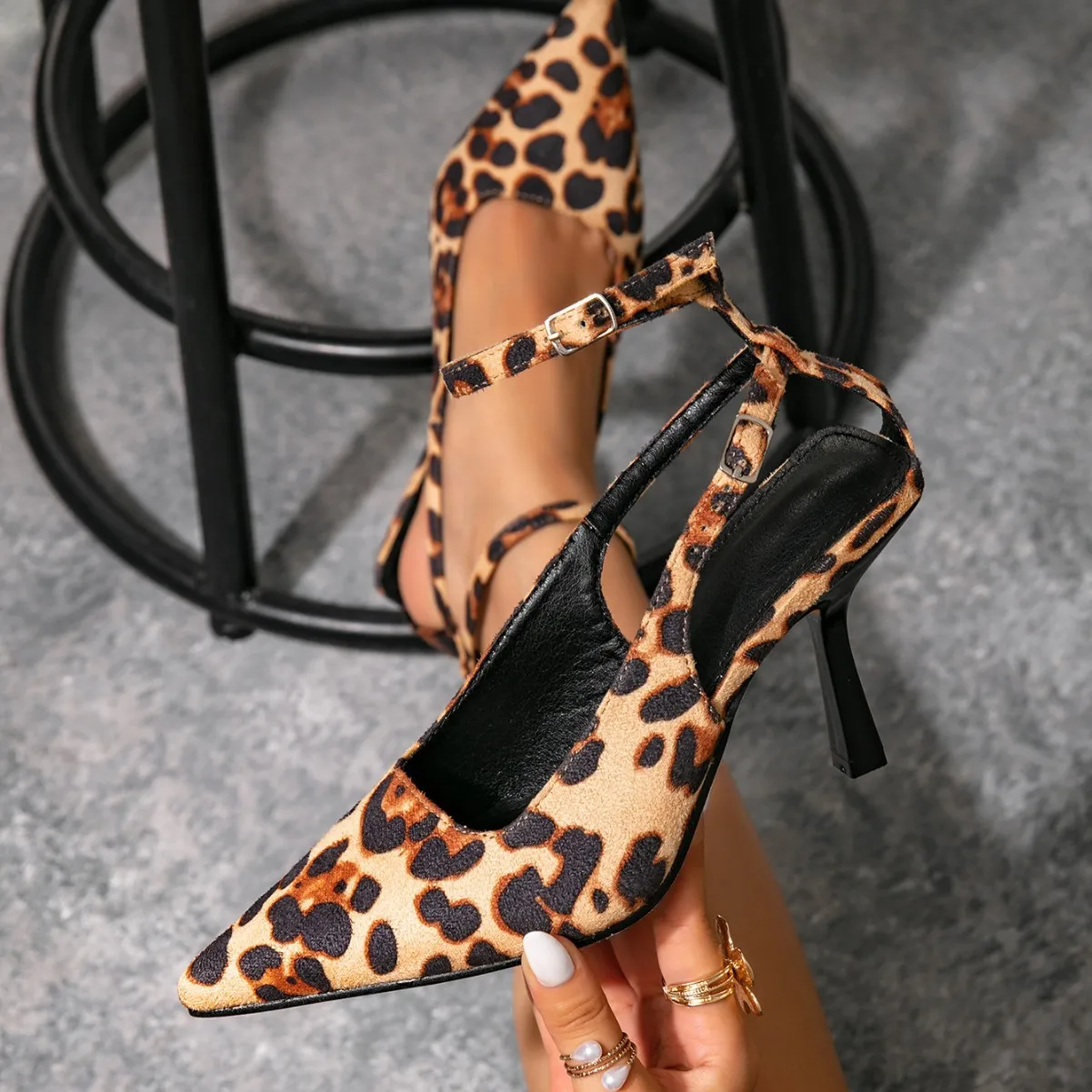 

Классические женские туфли-лодочки на каблуке-рюмочке с острым носком, удобные и сексуальные