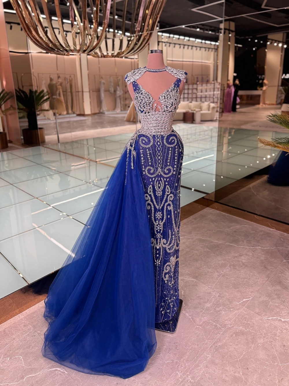 Nieuwe oogverblindende kralen kristallen avondjurk blauwe luxe rechte lange bruiloft jurk op maat gemaakte mouwloze galajurken