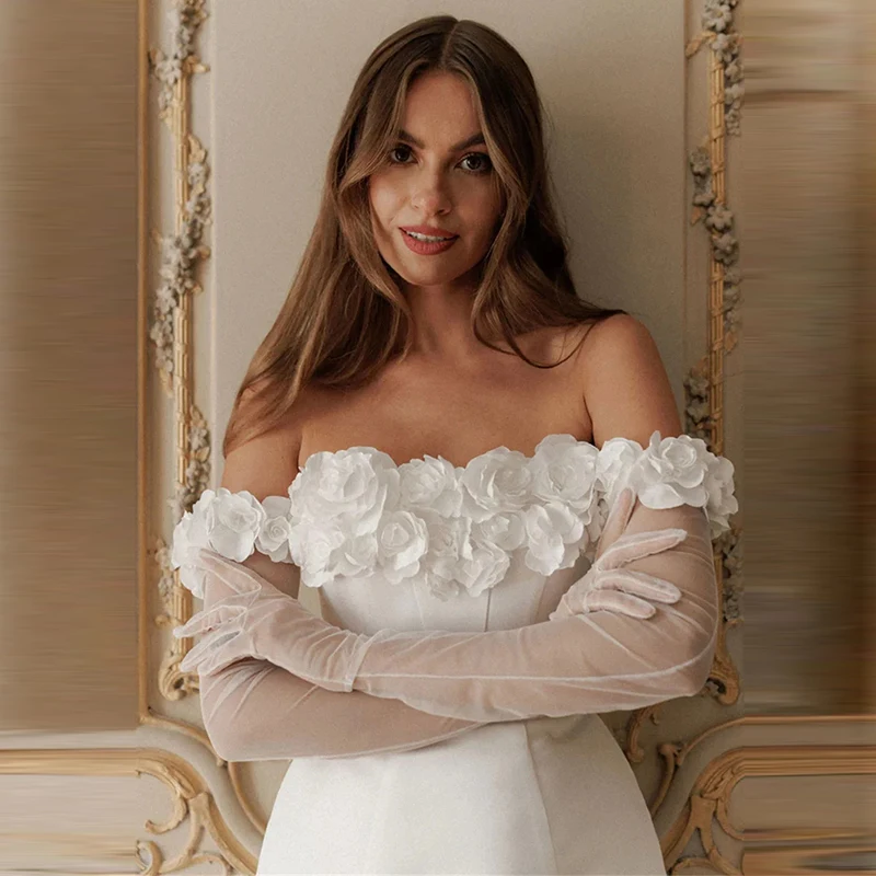 Romantyczna biała krótka suknia ślubna z odkrytymi ramionami i satynową sukienką imprezową z kwiatowym wykończeniem 3D Sukienka wieczorowa z kwiatowym dekoltem z falbanami