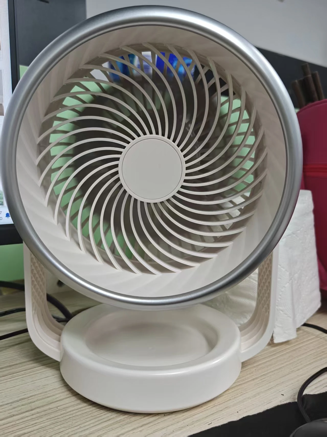 Hot-selling USB charging desktop air circulation fan dormitory mini with display with automatic shaking