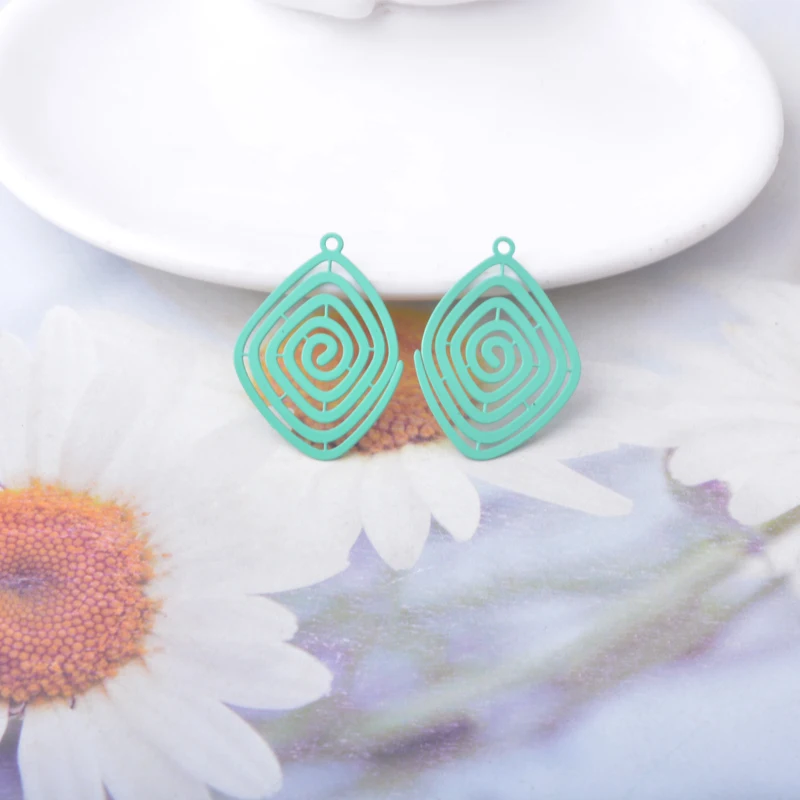 30 Stück AC15187 Messing-Schmuck-Spiralanhänger Bunte Blumenanhänger DIY Damen Ohrring Halsketten Zubehör – Detail 11