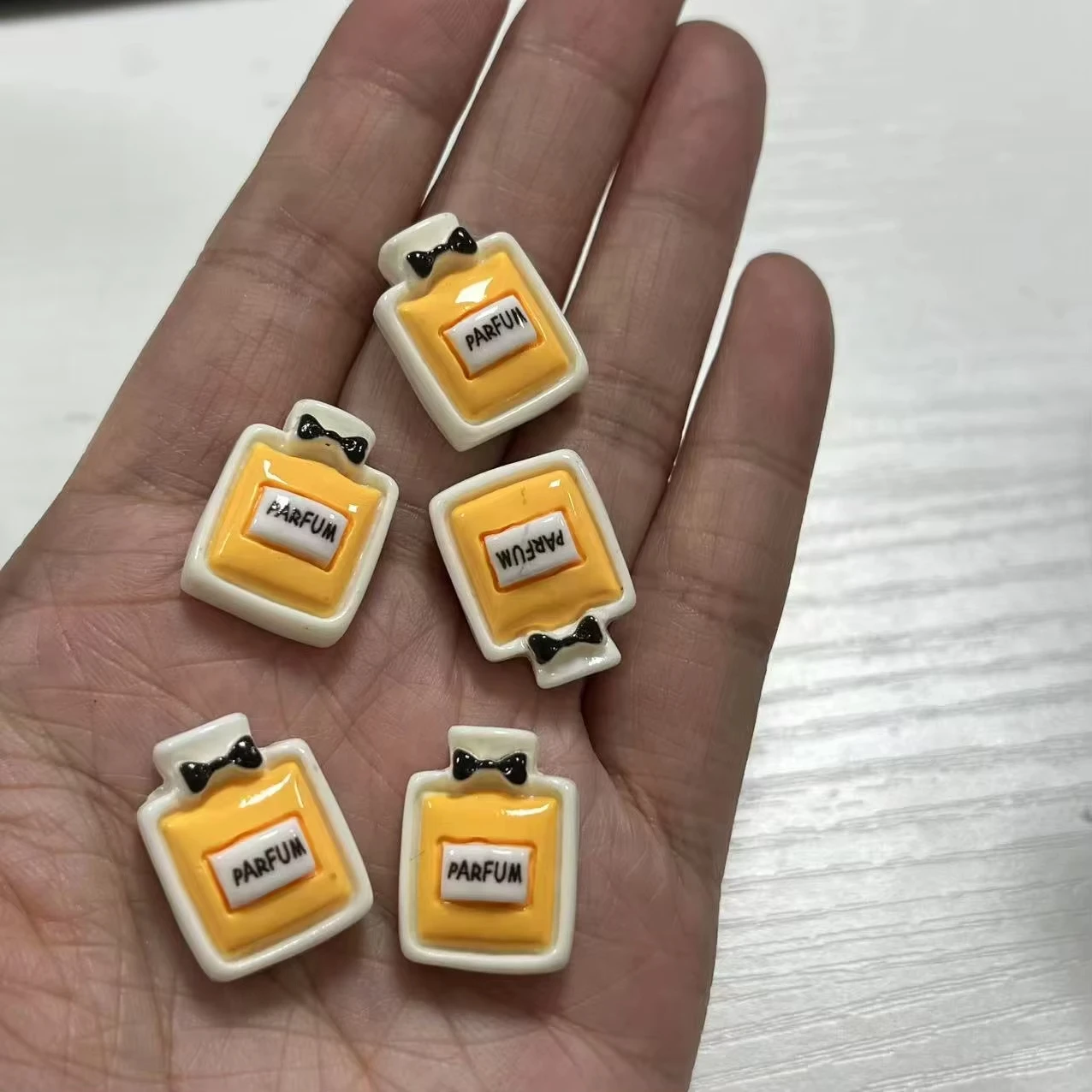 10 قطعة Kawaii الساخن الحلو الأحمر الوردي كبير لامع الشفاه Soild اللون أحمر الشفاه زجاجة عطر الراتنج الفن سحر ديكور Diy بها بنفسك غير المرغوب فيه جراب هاتف