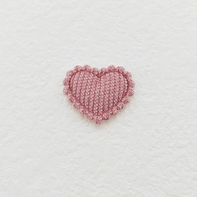100 Stück 2,5x2,1CM Mini Glänzende Herz-Applikationen zum Aufnähen auf Kleidung, Hüten, DIY-Kopfbedeckungen, Haarspangen, Schleifen-Deko-Accessoires – Detail 19
