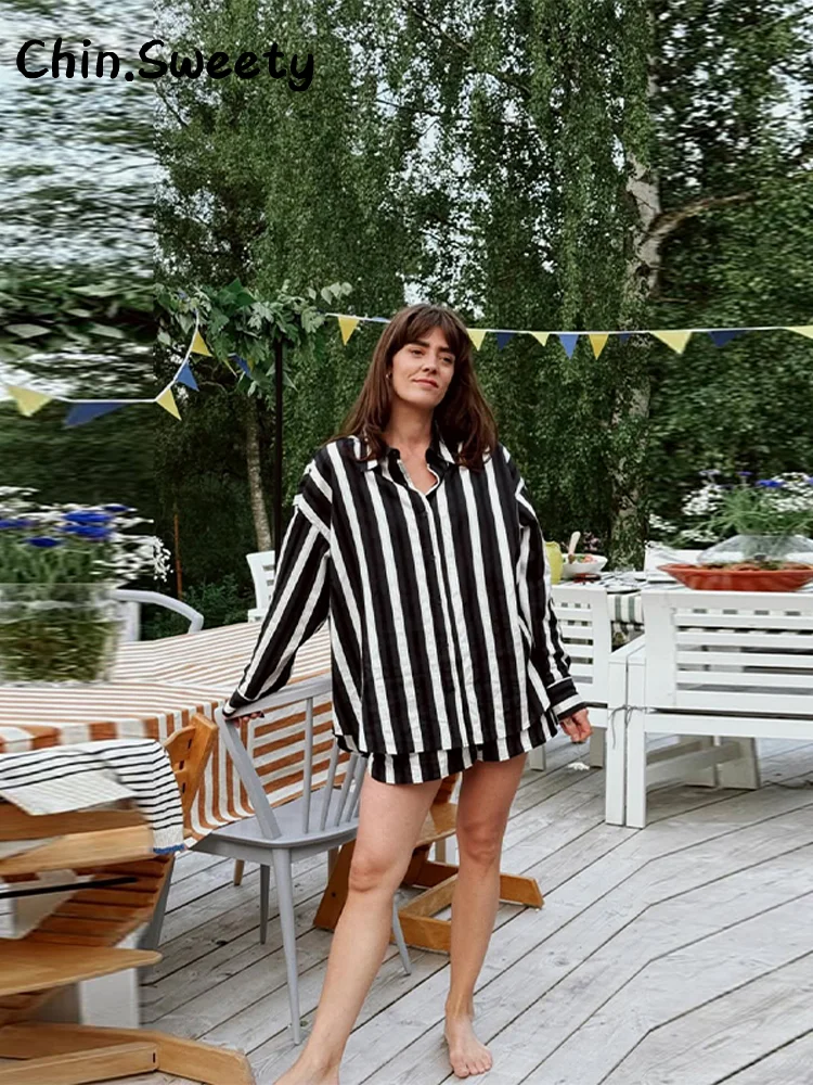 シックなストライプ柄ショートセット レディース ゆったりラペル 長袖 シングルブレストトップス ワイドレッグショートパンツ 2025 夏 レディース ハイストリートスーツ