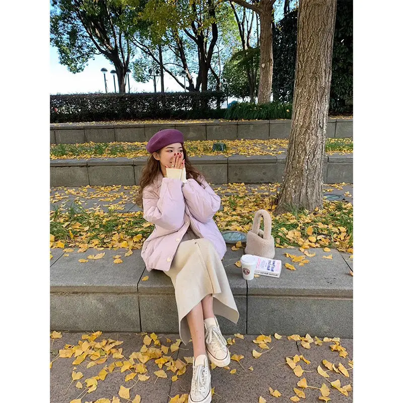 Chaqueta acolchada de algodón de estilo corto púrpura popular para mujer, abrigo holgado de ocio corto de invierno, nuevo modelo, etéreo de moda