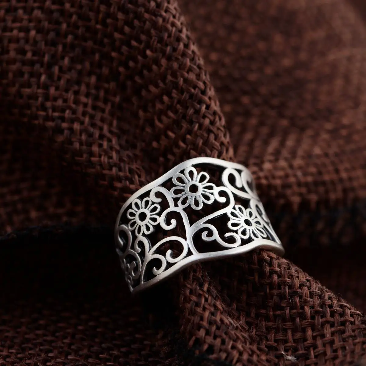 

Plain silver ring with retro matte craftsmanship, hollowed out floral patterns, fashionable and simple artistic women's ring