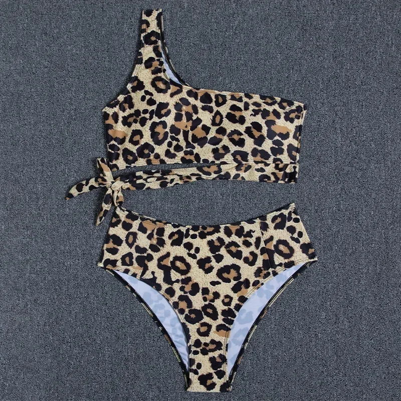 Conjunto de Bikini de leopardo para mujer, traje de baño de dos piezas de cintura alta, traje de baño Sexy de un hombro rosa, traje de baño para piscina 2024