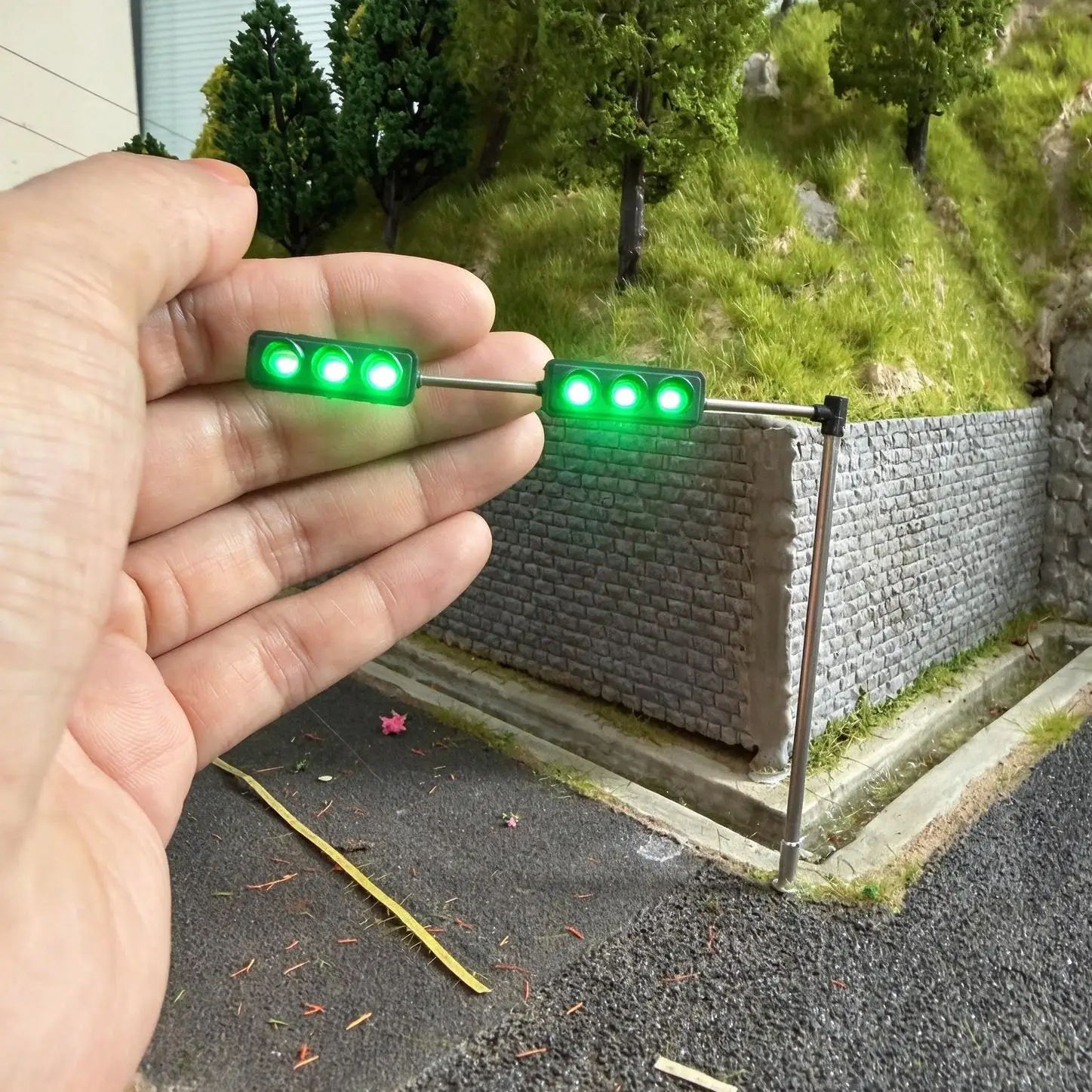 HO Scale Mini Traffic Signal Light Model LED Red Green Light for Model Railroad Diorama Road Scene Building