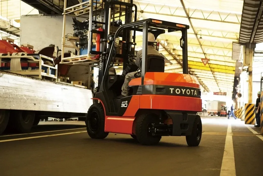 TOYOTA 8FB15 3300LB رافعة شوكية موازنة شاحنة كهربائية 4 عجلة 2 المرحلة الثلاثي الصاري LifePO4 بطارية للتخزين الداخلي
