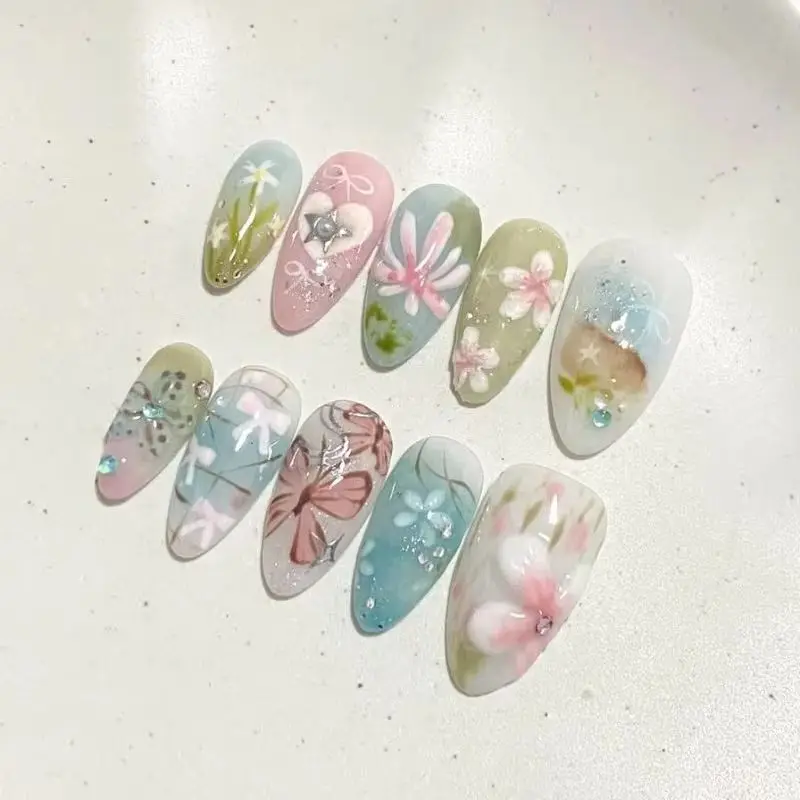 Faux ongles français à pression dégradé bleu frais, couverture complète, motifs de fleurs et de papillons, amande, portables, 24 pièces