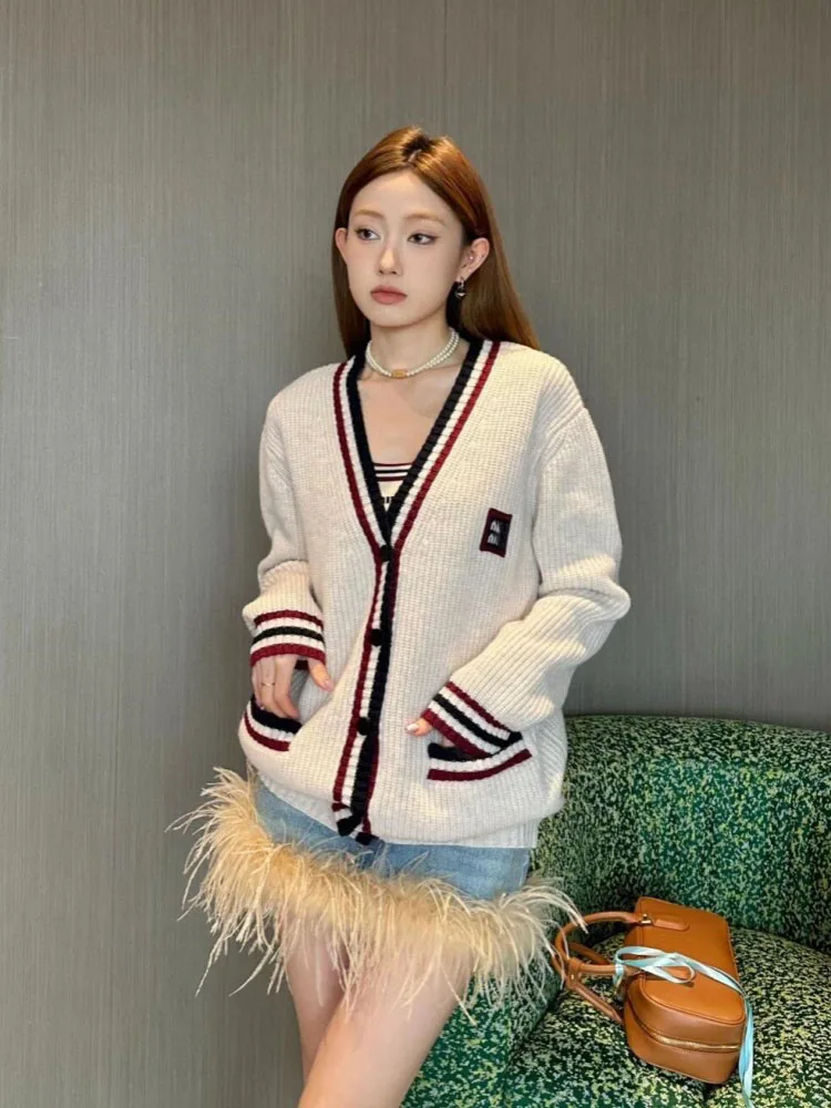 South Oil Faion 2025 Autumn New College Sle Letter Embroidery V-ne Knitted Cardigan Coat Women's Loose Fit Long Sve