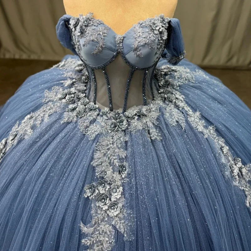 Glänzendes blaues Quinceanera-Kleid mit Kristall-Glitzer, 3D-Blumen-Aufkleber, Spitze, Schichtung, langer Schwanz, Schleife, Vestidos de 15 Quinceanera ﻿ Passen Sie an