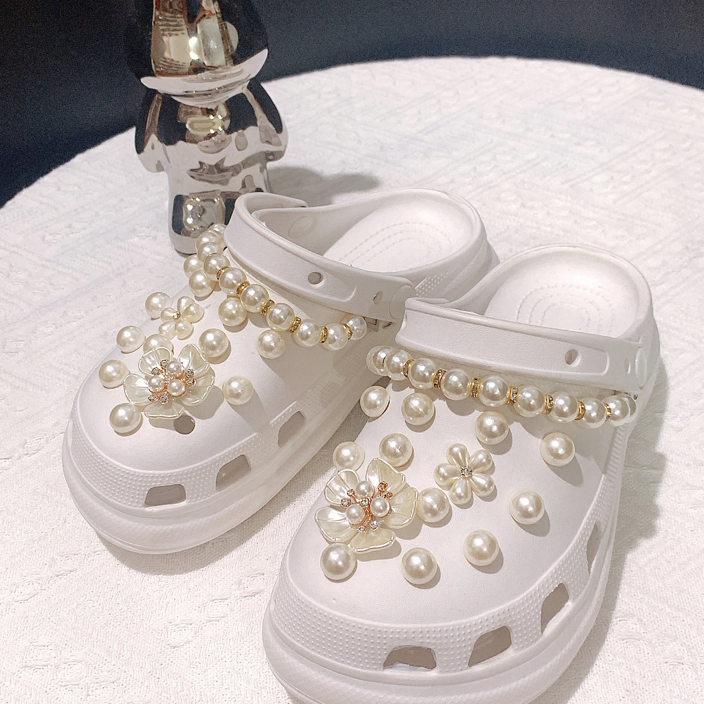 26/28Pcs Croc Shoe Accessories, Including White Five-Leaf Flowers, White Rhinestone Chains, White Pearls, Etc., Suitable for Decorating Croc Shoes. the Accessories Can Be Used as Gifts