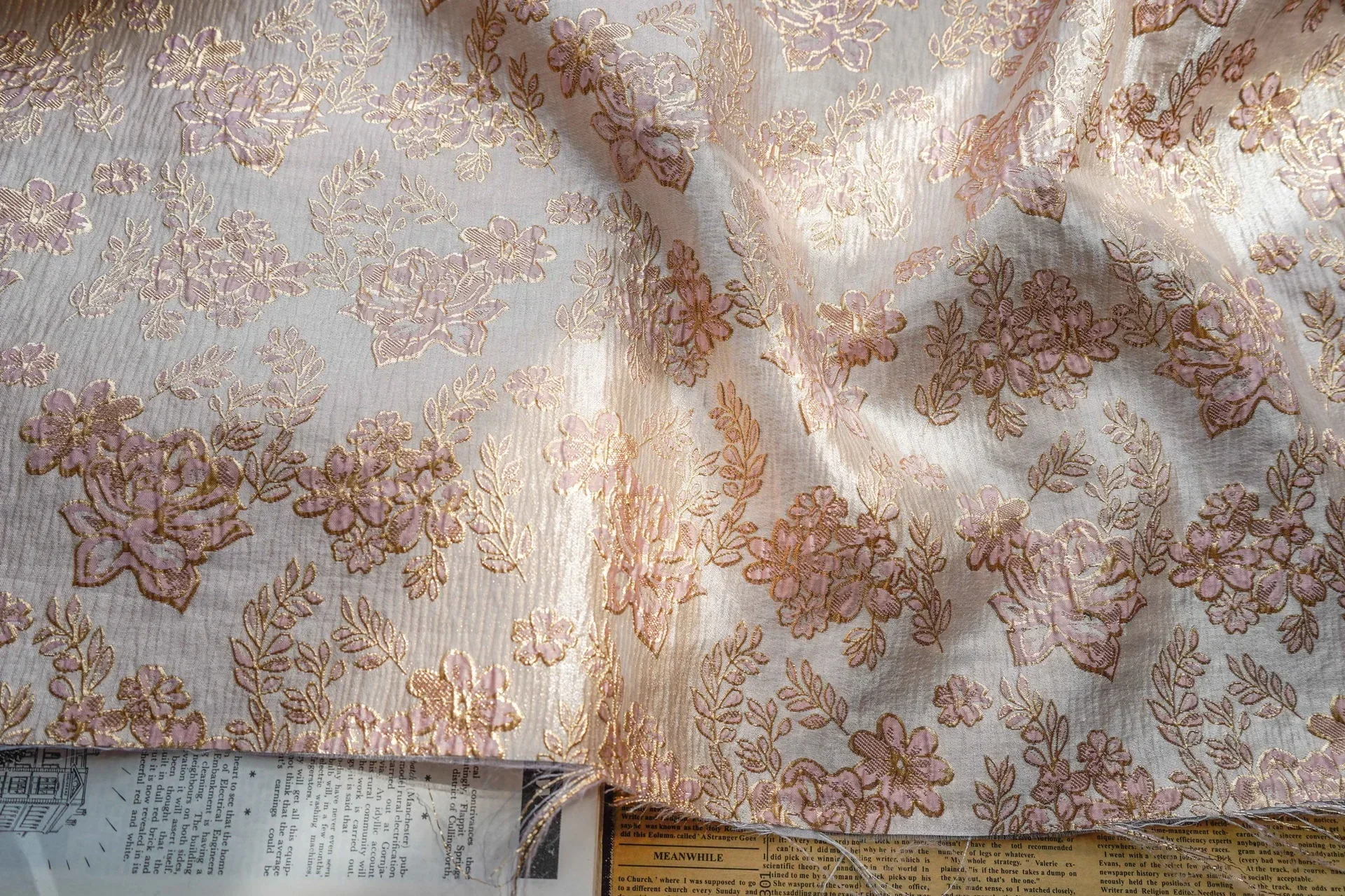 Broze Filo Metallico Oro Rosa Fiore Tessuto Jacquard Broccato per la realizzazione di abiti 145 cm di larghezza - Venduto al metro