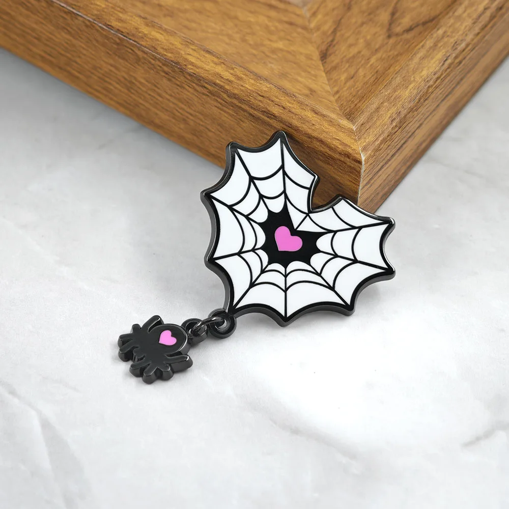 Goth-Herz-Spinnennetz-Brosche, rosa Herz-Metallabzeichen, hängende Spinnen-Emaille-Pin, Y2K-Punk-Schmuck, Halloween-Geschenk – Detail 7