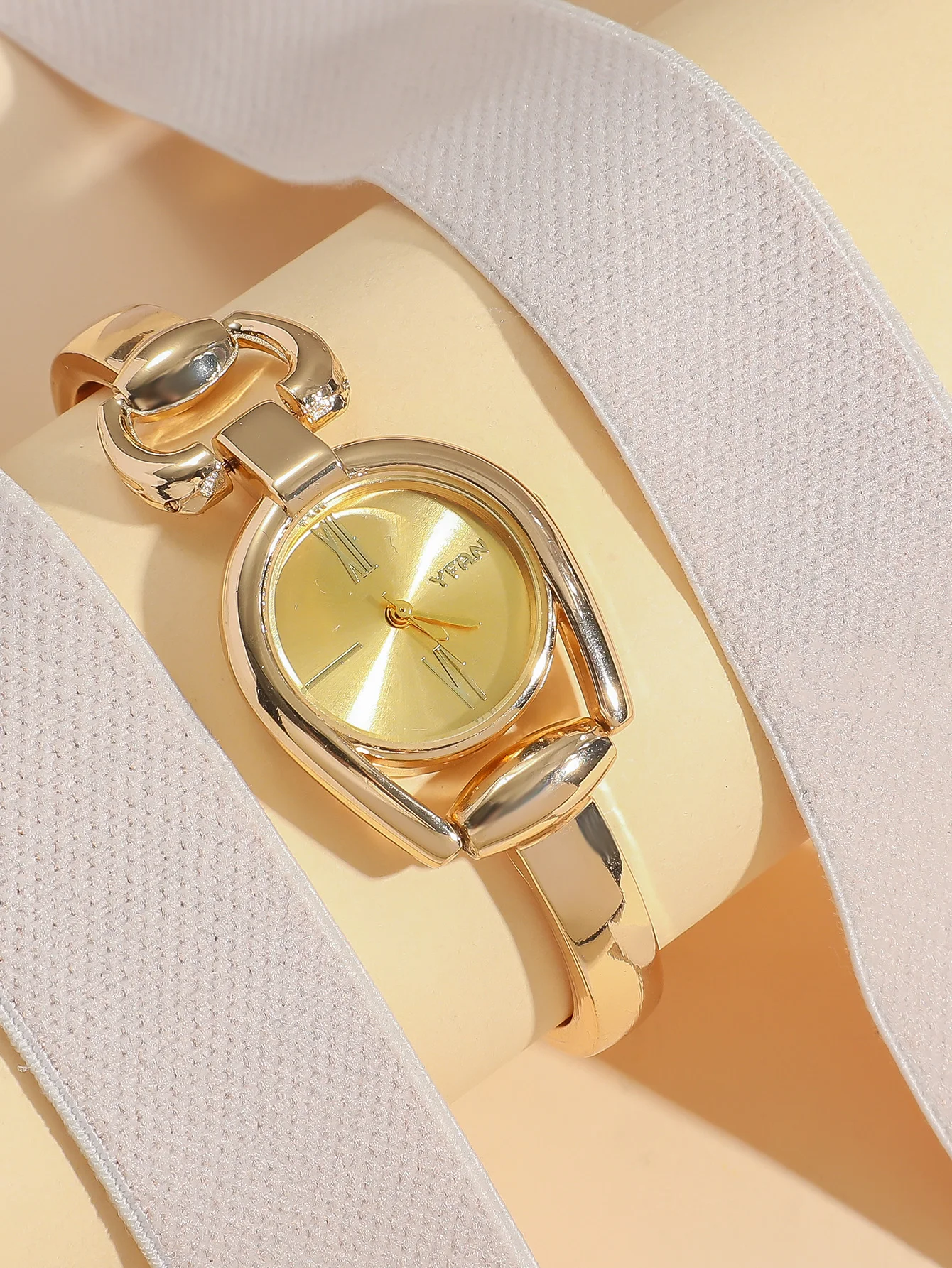 

Элегантные женские часы с золотым браслетом, желтым циферблатом с римскими цифрами, уникальным дизайном в форме подковы, модные кварцевые наручные часы для женщин.