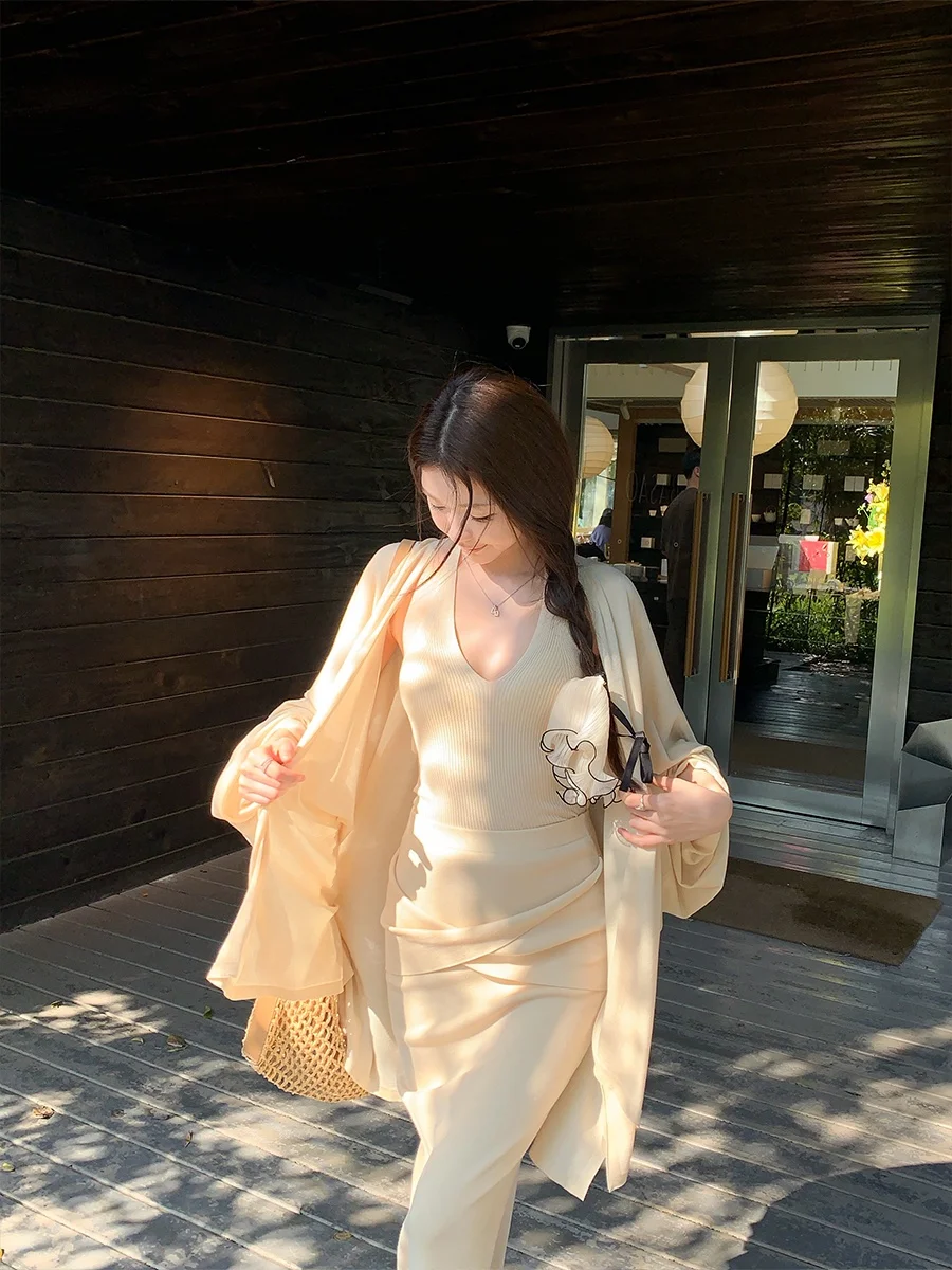 

Комплект из трех предметов Achi: шелковый вязаный жилет с открытыми плечами, кардиган и юбка миди с высокой талией, однотонный, модный, в стиле lazy style