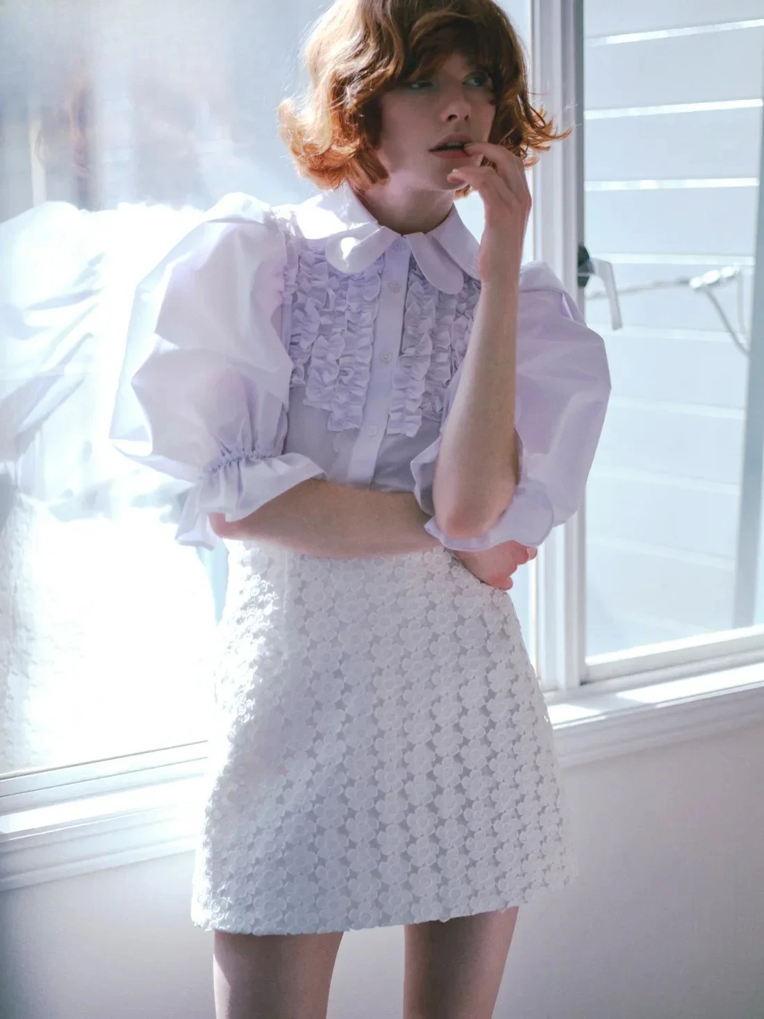 Letnia Nowa Moda Biała Kwiatowa Spódniczka Mini w Kształcie Litery A dla Kobiet Słodkie i Urocze Dziewczyny Uniwersalna Spódniczka Krótka z Wysokim Stanem Wyszczuplająca