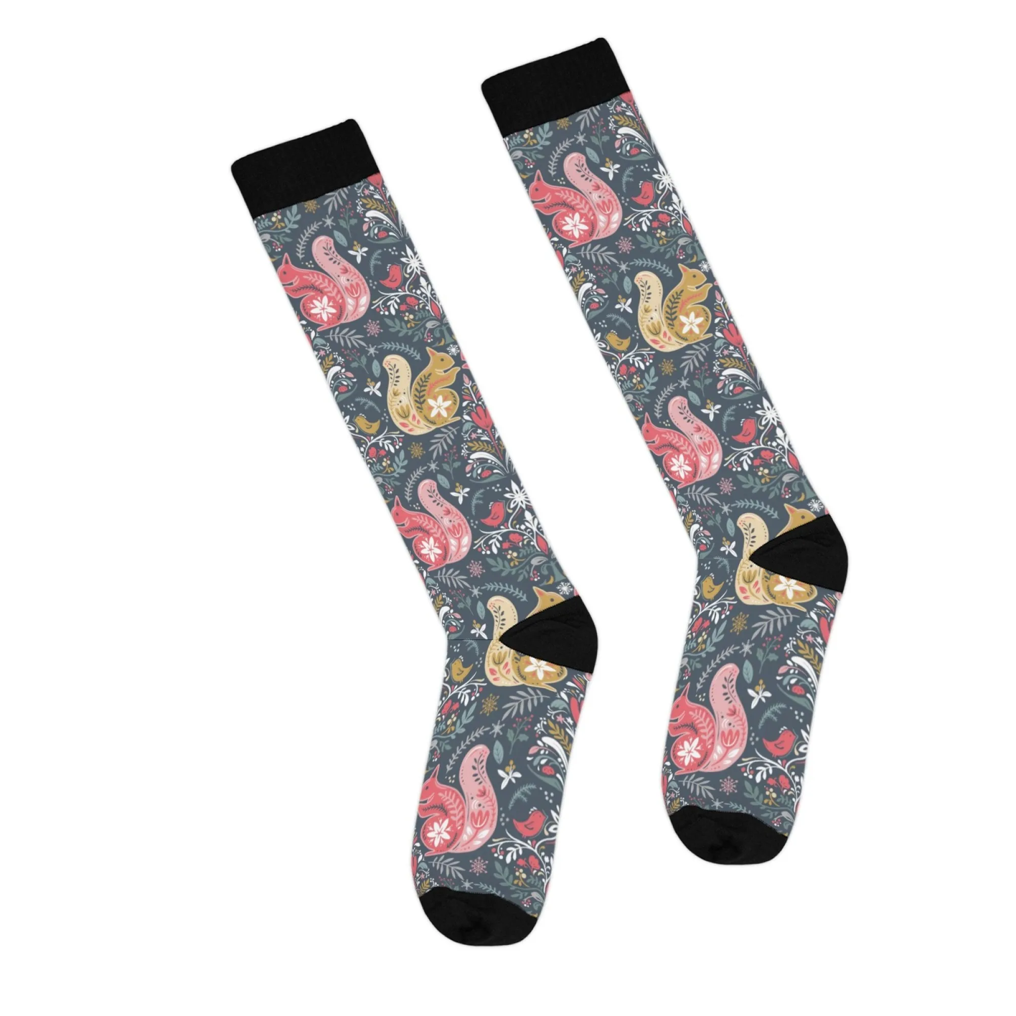 Geschenkwürdige künstlerische Folk-Kniestrümpfe in Dunkelgrau mit bezaubernden Eichhörnchen und Blumen im Folk-Stil. Einzigartiges Geschenk für Kunstliebhaber