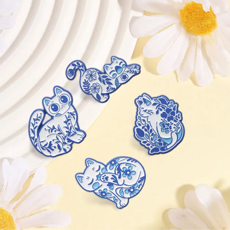 Blau-weiße mediterrane Blumen-Katzen-Emaille-Pin, Cartoon-Retro-Keramik-Kätzchen-Metallbrosche, Taschen-Reversnadel, Schmuckgeschenk für einen Freund – Detail 4