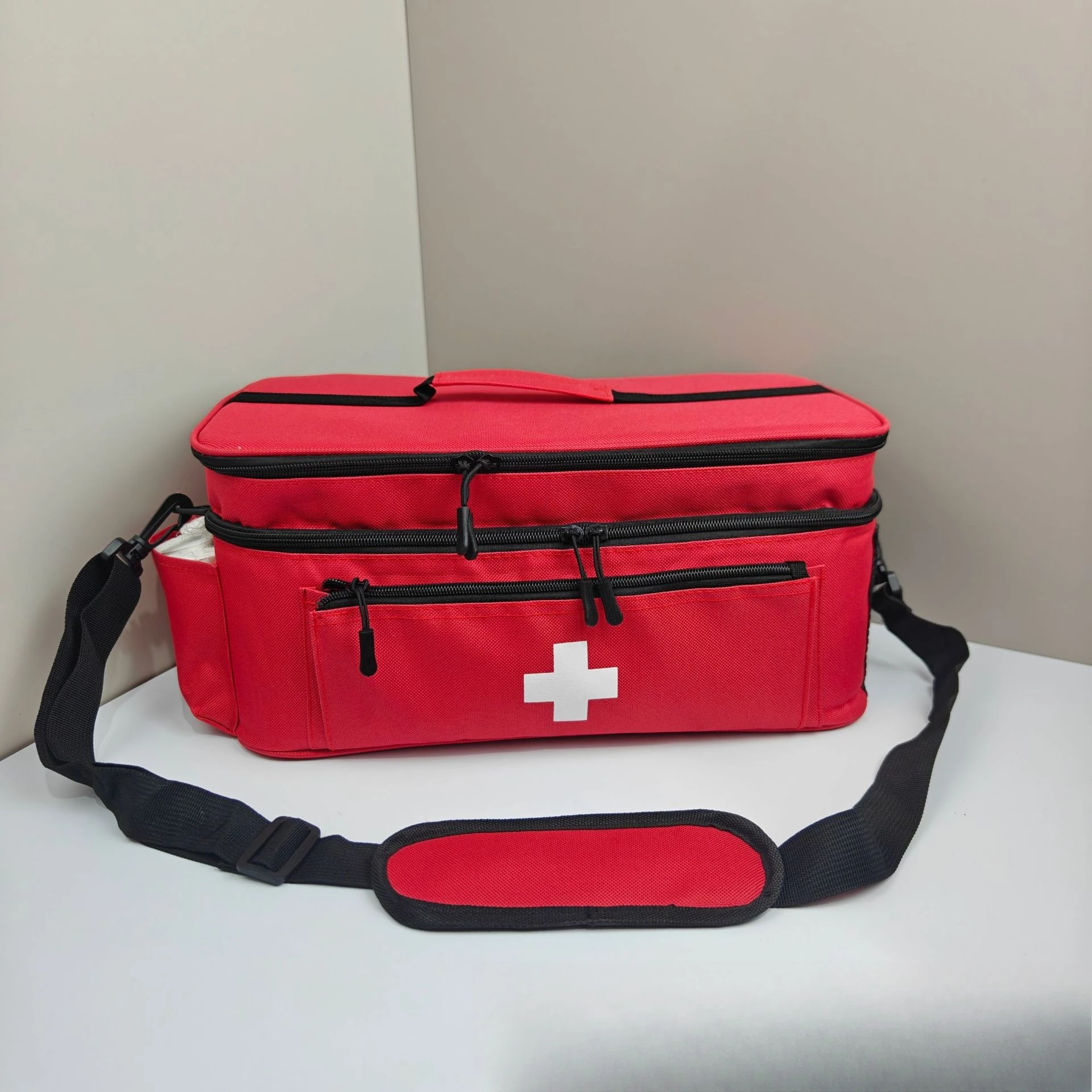 

Waterproof and wear-resistant Oxford medicine storage crossbody bag, square hand-carry travel first aid single-shoulder backpack