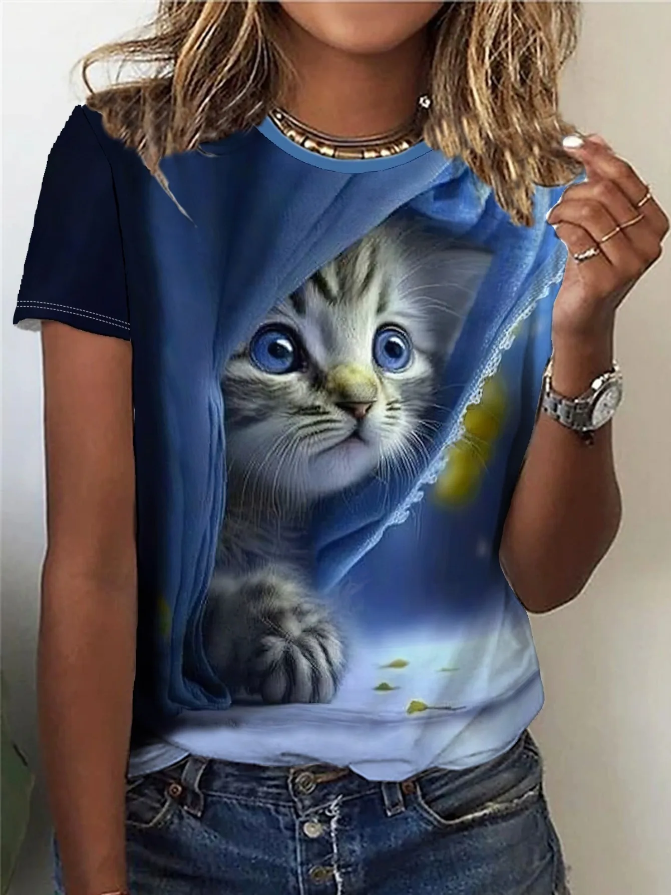 Camiseta azul marino para mujer con diseño de gatito mirando por encima del hombro, bonito diseño gráfico de gato de ojos azules, diseño de estampado nocturno fantasioso para uso diario informal