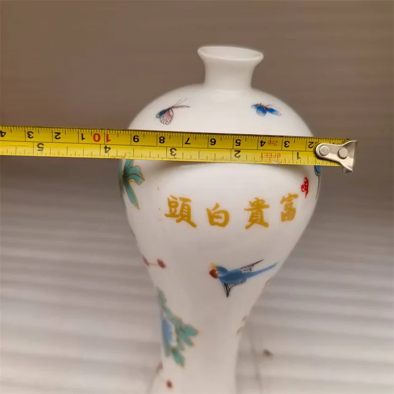 مزهرية من البورسلين الصيني القديم مع زهرة وردية ونمط طيور تصميم الحظ عنصر ديكور آسيوي تقليدي