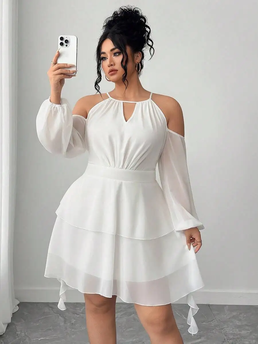 

Женское белое платье с вырезом-лодочкой, рукавами-фонариками и многоярусной юбкой