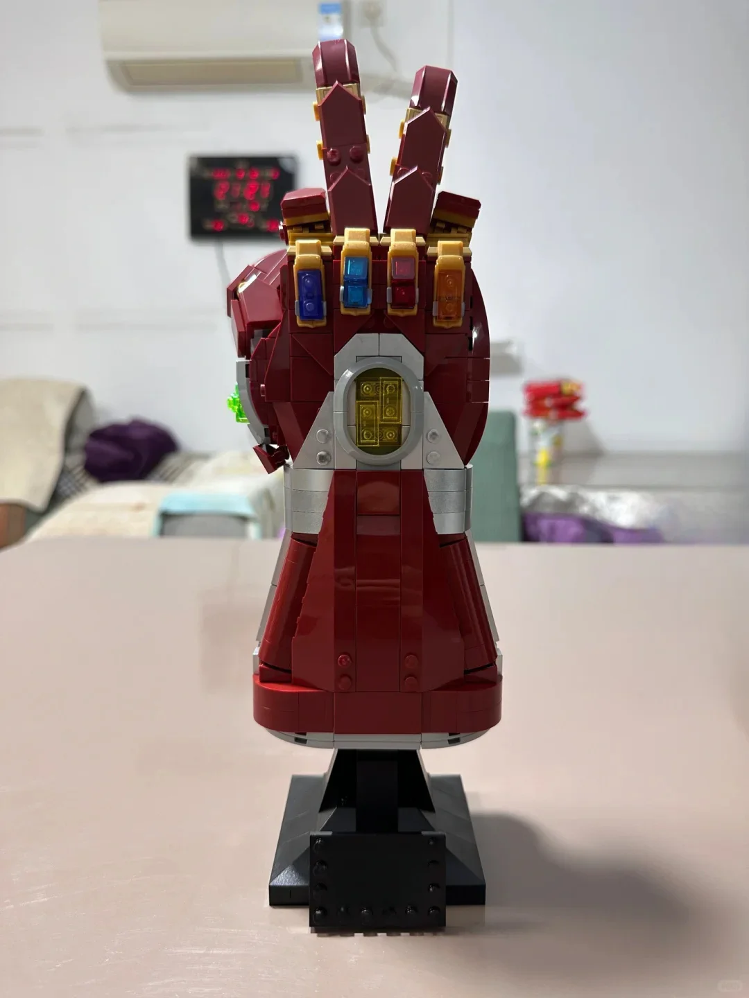Modèle de gant rouge du film, ornement de décoration de bureau à domicile, cadeau de fête et d'anniversaire pour les collectionneurs
