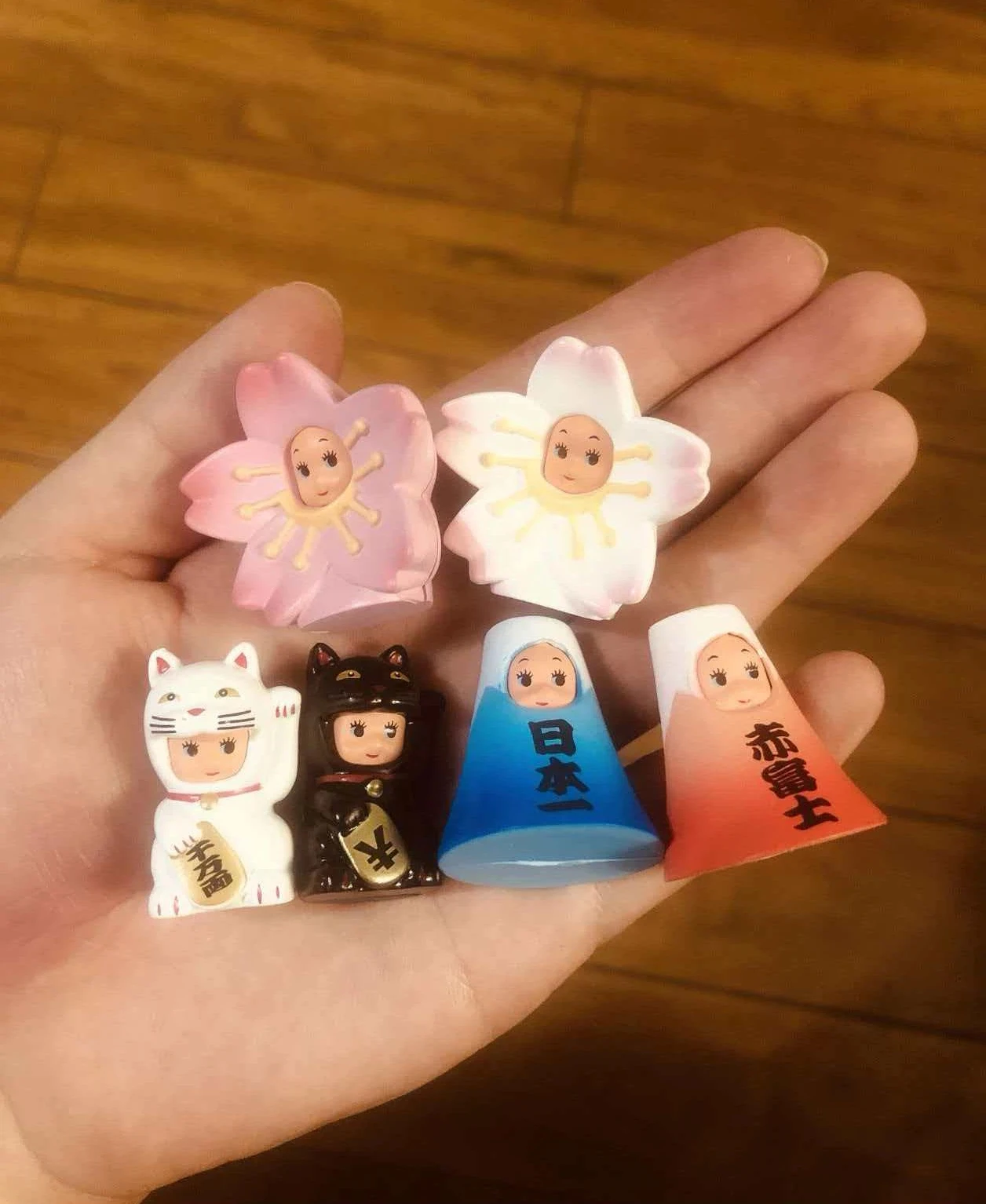 

Коллекционная мини-фигурка-сюрприз «Счастливый кот» с видом на гору Фудзи и цветущие вишни, настольное украшение, подарок на день рождения